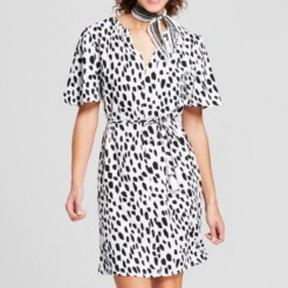 BLACK AND WHITE SPOT DRESS WITH TIE WAIST